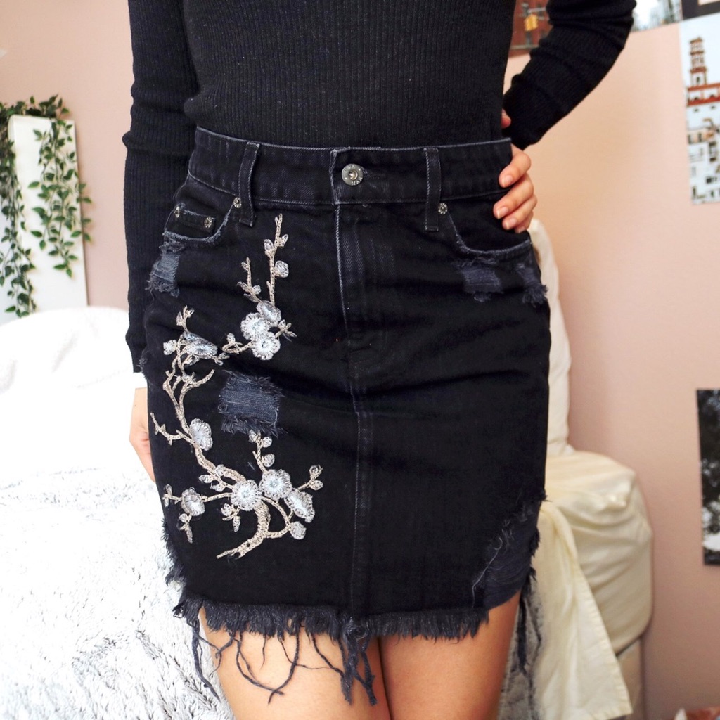 Sz25 - Lf Carmar Embroidered Denim Skirt